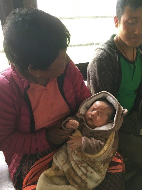 ブータン　ワクチン接種を待つ子供と母子