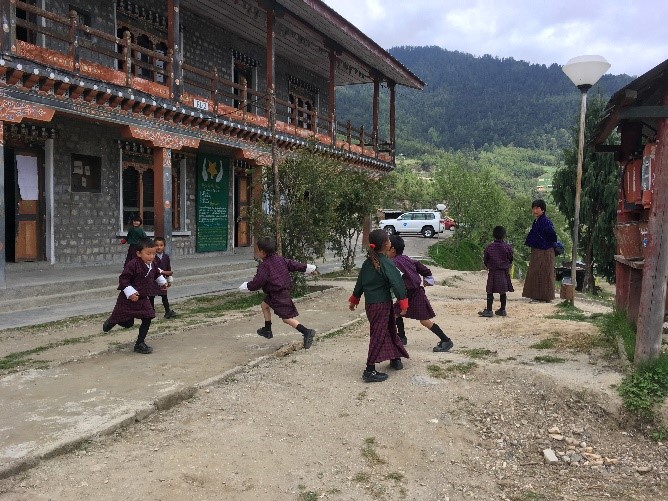 ブータン　ビテカ中学校の生徒たちの遊ぶ様子